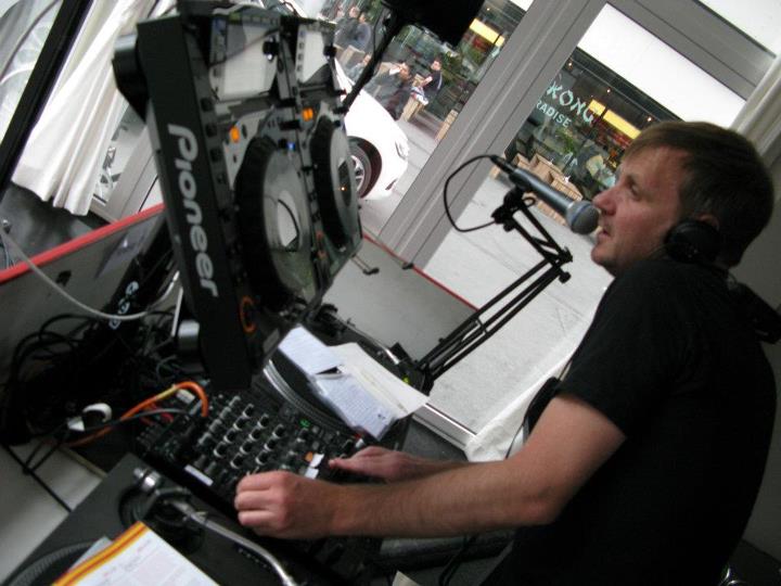 File:2011-06-11 - Chris Coco @ International Radio Festival, Papiersaal, Zurich.jpg