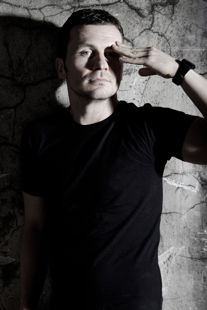 File:Roman Lindau - press 3.jpg